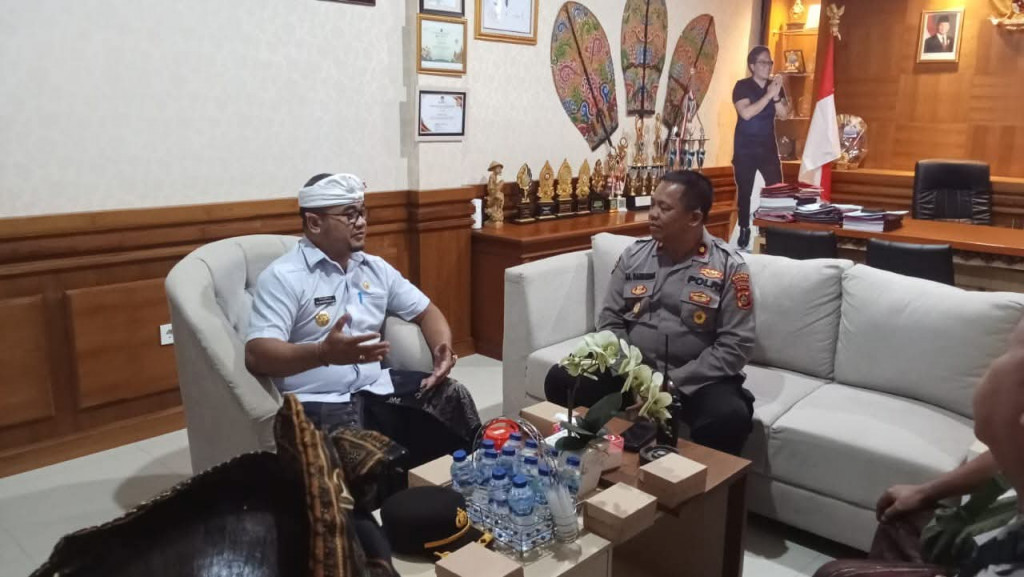 KUNJUNGAN KAPOLSEK MENGWI KE DESA KUWUM